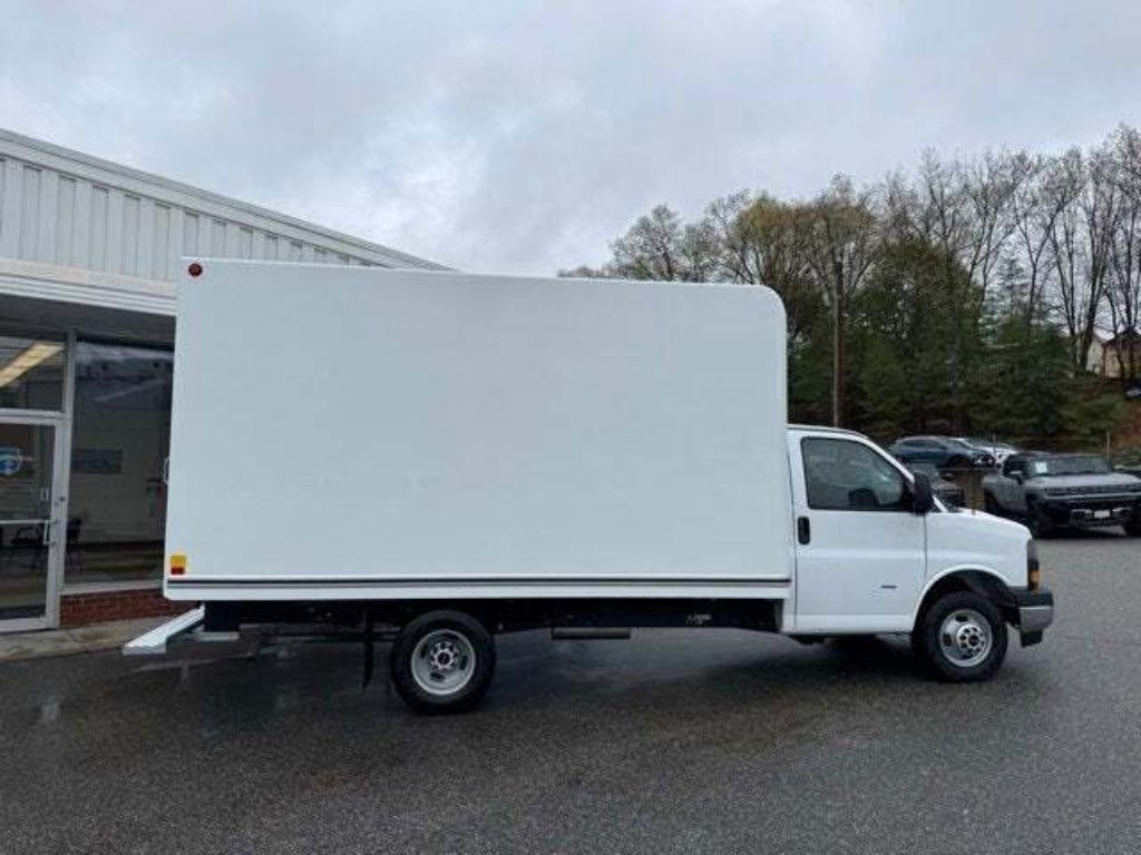 2026 GMC Savana Cutaway 3500 1WT